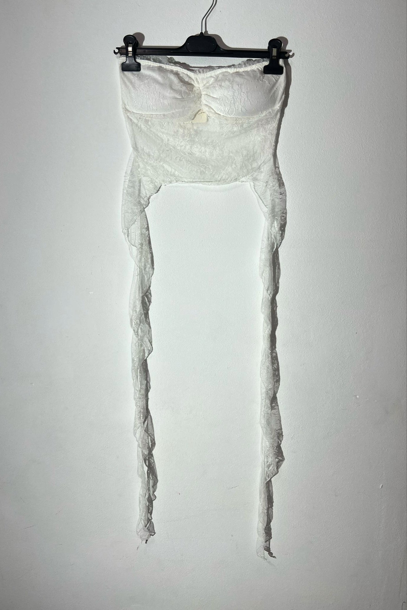 Top in pizzo con volant