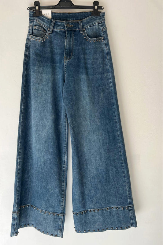 Jeans con borchie modello a palazzo