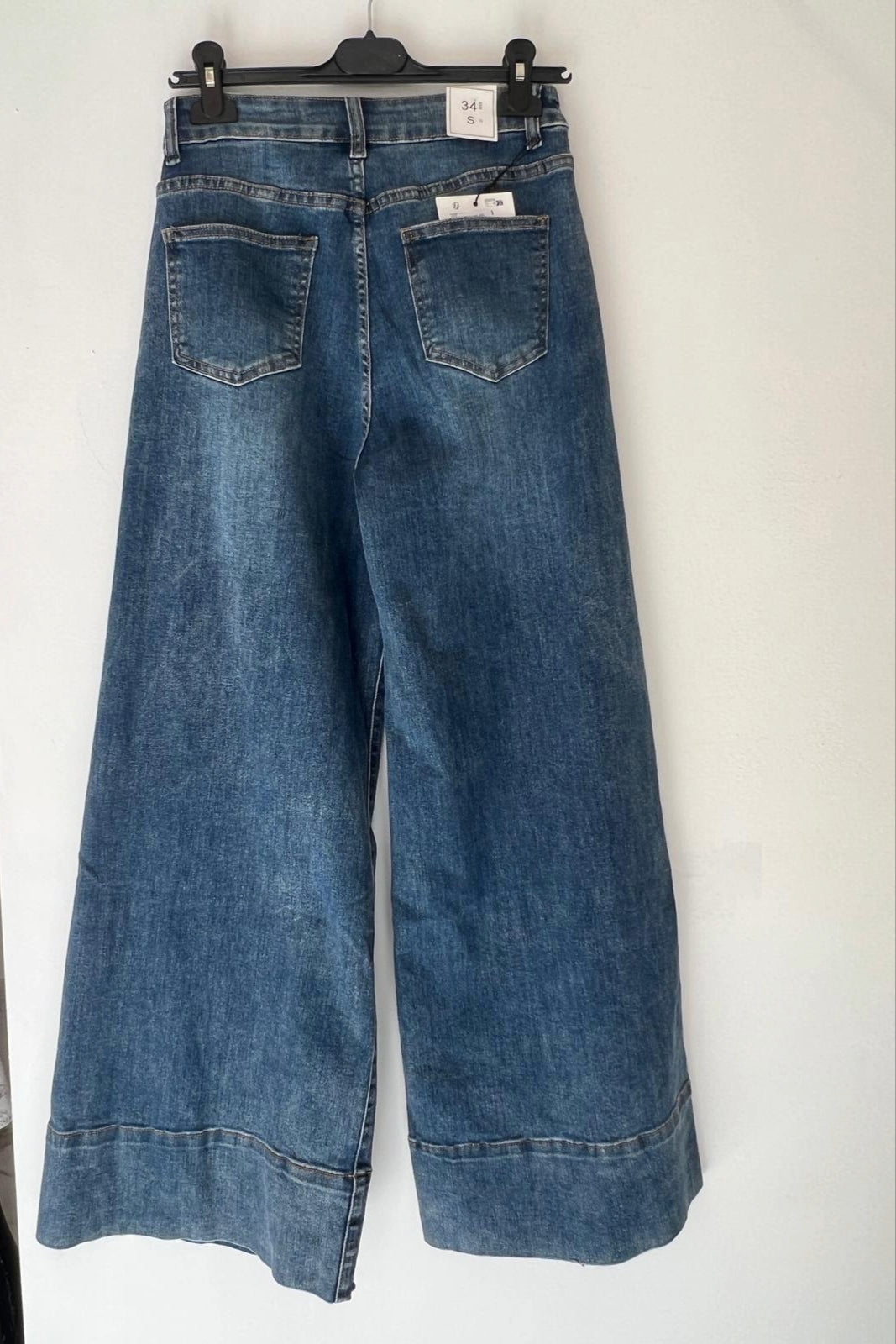 Jeans con borchie modello a palazzo